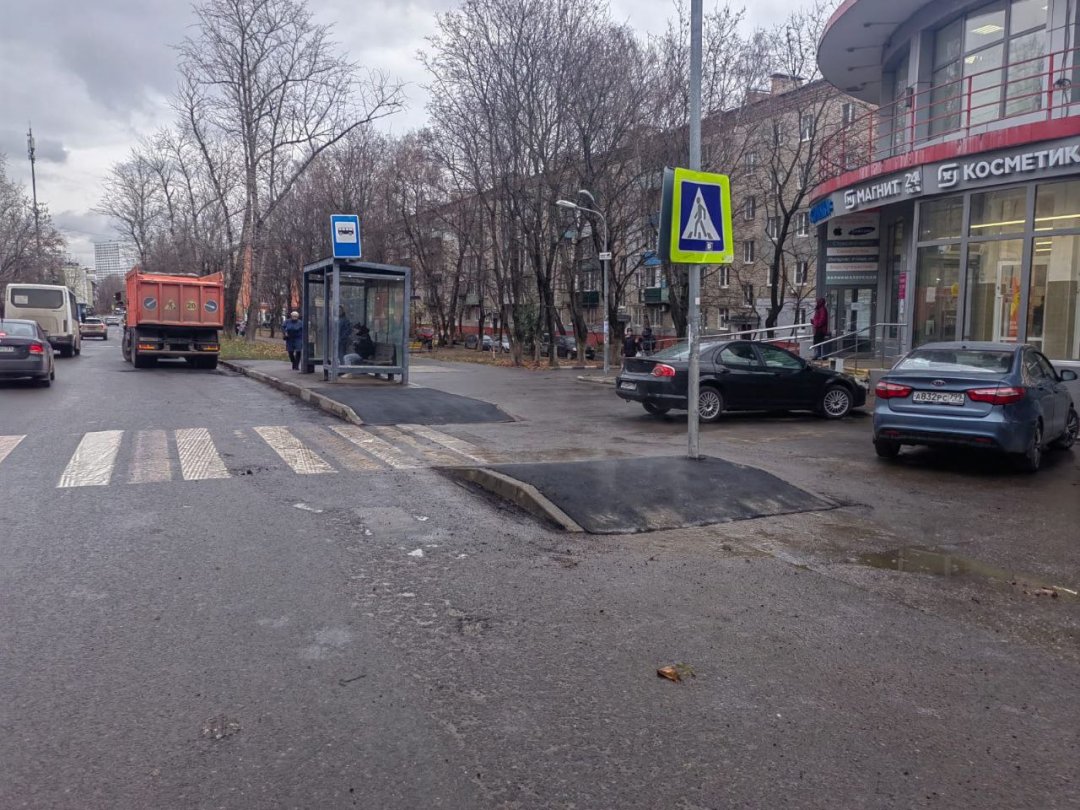 У магазина на улице Попова Люберец оборудовали на тротуаре островки безопасности